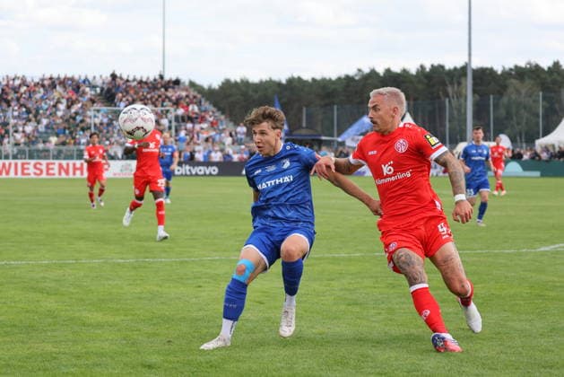 8 Raak, Colin (Krieschow, l.), 9 Philip Tietz (Mainz) Fußball DFB-Pokal 2026 2027 1. Hauptrunde VfB Krieschow 1921 - 1. FSV Mainz 05 *** 8 Raak, Colin Krieschow, l, 9 Philip Tietz Mainz Soccer DFB Cup 2026–2027 1st Round VfB Krieschow 1921 1 FSV Mainz 05