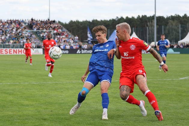 8 Raak, Colin (Krieschow, l.), 9 Philip Tietz (Mainz) Fußball DFB-Pokal 2026 2027 1. Hauptrunde VfB Krieschow 1921 - 1. FSV Mainz 05 *** 8 Raak, Colin Krieschow, l, 9 Philip Tietz Mainz Soccer DFB Cup 2026–2027 1st Round VfB Krieschow 1921 1 FSV Mainz 05