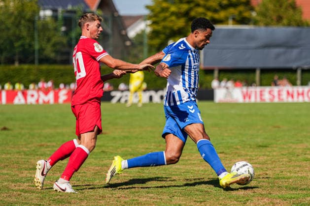 DFB-Pokal: Bahlinger SC vs 1. FC Magdeburg, 22.08.2026 Marco Bauer (Bahlinger SC, 20) im Zweikampf mit Emmanuel Iyoha (1. FC Magdeburg, 8) DFB-Pokal: Bahlinger SC vs 1. FC Magdeburg, Kaiserstuhlstadion, 22.08.2026 DFB DFL REGULATIONS PROHIBIT ANY USE OF PHOTOGRAPHS AS IMAGE SEQUENCES AND OR QUASI-VIDEO. *** DFB Cup: Bahlinger SC vs. 1 FC Magdeburg, August 22, 2026—Marco Bauer (Bahlinger SC, No. 20) in a tackle with Emmanuel Iyoha (1 FC Magdeburg, No. 8). DFB Cup: Bahlinger SC vs. 1 FC Magdeburg, Kaiserstuhlstadion, August 22, 2026 DFB and DFL regulations prohibit any use of photographs as image sequences and or quasi-video Copyright: xBEAUTIFULxSPORTS Boscox