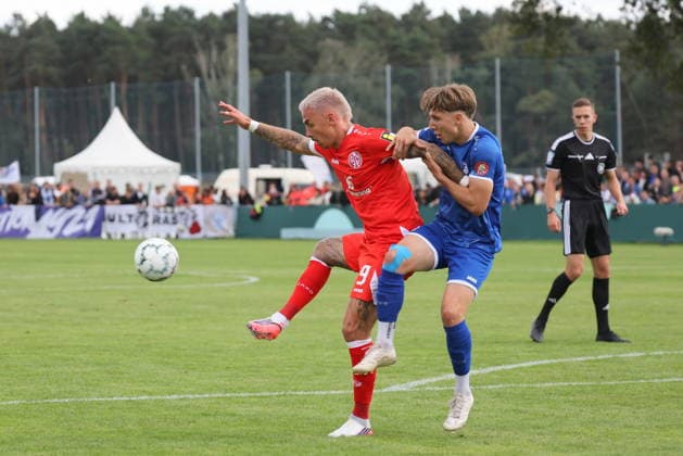 8 Raak, Colin (Krieschow, r.), 9 Philip Tietz (Mainz, l.) Fußball DFB-Pokal 2026 2027 1. Hauptrunde VfB Krieschow 1921 - 1. FSV Mainz 05 *** 8 Raak, Colin Krieschow, r, 9 Philip Tietz Mainz, l Soccer DFB Cup 2026–2027 1st Round VfB Krieschow 1921 1 FSV Mainz 05