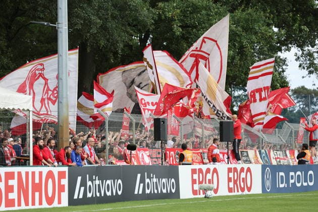 Mainzer Fans Fußball DFB-Pokal 2026 2027 1. Hauptrunde VfB Krieschow 1921 - 1. FSV Mainz 05 *** Mainz Fans, Soccer, DFB Cup 2026–2027, 1st Round: VfB Krieschow 1921 vs. FSV Mainz 05
