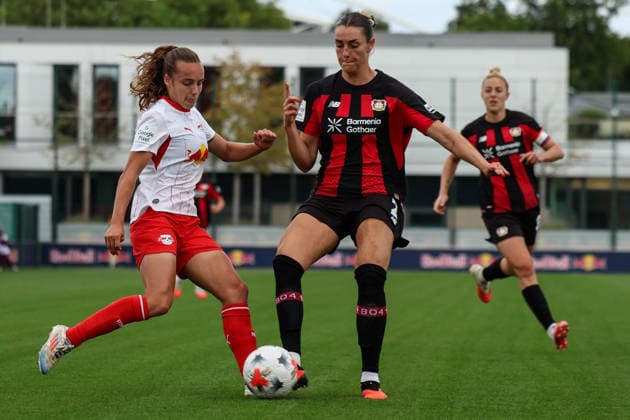 Deutschland: Fußball Google Pixel Frauen-Bundesliga 2026 - 2027, 1. Spieltag - RB Leipzig gegen Bayer 04 Leverkusen, Trainingszentrum von RB Leipzig (Leipzig): Zweikampf von Selina Ostermeier (Bayer 04 Leverkusen Frauen, 2) und Jasmien Mathys (RB Leipzig Frauen, 12) *** Germany Soccer Google Pixel Women s Bundesliga 2026–2027, Matchday 1: RB Leipzig vs. Bayer 04 Leverkusen, RB Leipzig Training Center in Leipzig; a tackle between Selina Ostermeier of Bayer 04 Leverkusen Women (No. 2) and Jasmien Mathys of RB Leipzig Women (No. 12) Copyright: xLucasxWalterx