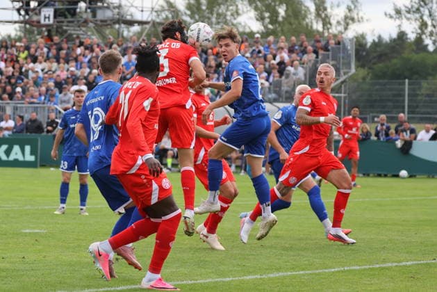 Kopfball von 3 Fabio Gruber (Mainz) vor 8 Raak, Colin (Krieschow) Fußball DFB-Pokal 2026 2027 1. Hauptrunde VfB Krieschow 1921 - 1. FSV Mainz 05 *** Header by Fabio Gruber (3) of Mainz past Raak (8), Colin Krieschow; Soccer; DFB Cup 2026–2027; 1st Round; VfB Krieschow 1921 1; FSV Mainz 05