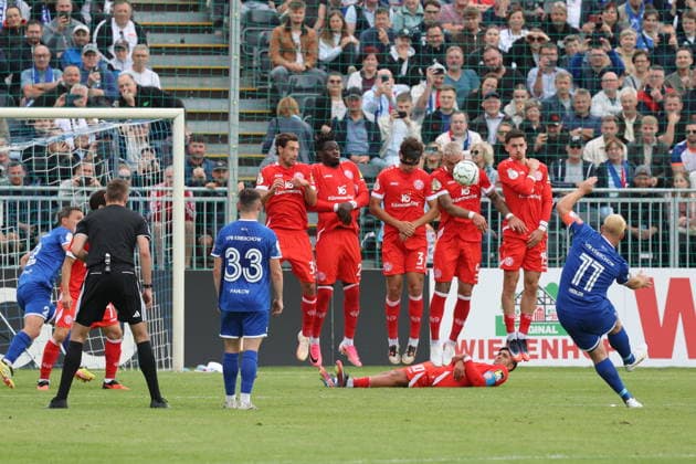 Freistoßchance für 11 Andy Hebler (Krieschow) Fußball DFB-Pokal 2026 2027 1. Hauptrunde VfB Krieschow 1921 - 1. FSV Mainz 05 *** Free kick opportunity for No. 11 Andy Hebler, Krieschow Soccer, DFB Cup 2026–2027, 1st Round, VfB Krieschow 1921 vs. FSV Mainz 05