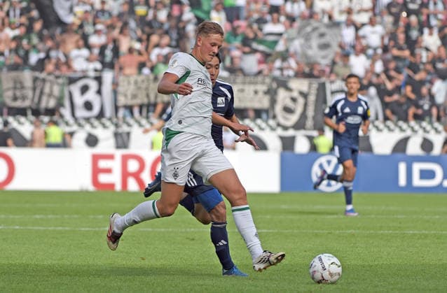23.08.2026, xhbx, Fussball DFB Pokal 1.Runde, TSV Schott Mainz - Borussia Mönchengladbach v.l. Jan Leszczynski (Borussia Mönchengladbach), Takeo Itoi (TSV Schott Mainz) Mainz *** August 23, 2026, xhbx, Soccer DFB Cup First Round, TSV Schott Mainz vs. Borussia Mönchengladbach, Jan Leszczynski (Borussia Mönchengladbach), Takeo Itoi (TSV Schott Mainz), Mainz