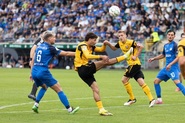 Münster, Deutschland 23. August 2026: DFB-Pokal - 2026 2027 - 1. Runde - SV Westfalia Rhynern gegen SG Dynamo Dresden Im Bild: v. li. im Zweikampf Julius Woitaschek (S.V) und Ben Bobzien (SGD) DFL DFB regulations prohibit any use of photographs as image sequences and or quasi-video. LVM-Preußenstadion Nordrhein Westfalen *** Münster, Germany August 23, 2026 DFB Cup 2026–2027 First Round SV Westfalia Rhynern vs. SG Dynamo Dresden Pictured from left in a tackle: Julius Woitaschek (SV) and Ben Bobzien (SGD). DFL and DFB regulations prohibit any use of photographs as image sequences and or quasi-video. LVM Preußenstadion, North Rhine-Westphalia Copyright: xFotostandx xZeisingx