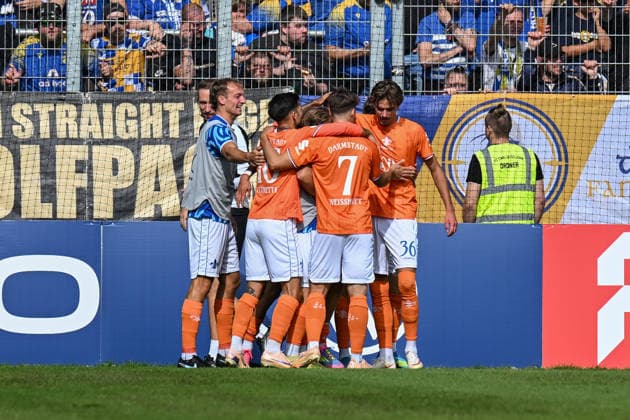 Fußball I Herren I Saison 2026-2027 I DFB-Pokal I FC Carl Zeiss Jena - SV Darmstadt 98 I 23.08.2026 Torjubel SV Darmstadt nach dem 2:1 aus Sicht der Gäste Jena Ernst-Abbe-Sportfeld, ad hoc Arena Thüringen Deutschland *** Soccer I Men s I 2026–2027 Season I DFB Cup I FC Carl Zeiss Jena vs. SV Darmstadt 98 I August 23, 2026 SV Darmstadt celebrates a goal after the 2–1 victory, as seen from the visitors perspective in Jena at Ernst Abbe Sportfeld, ad hoc Arena, Thuringia, Germany Copyright: xLobeca InesxHähnelx