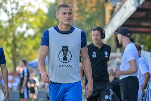 Kevin Manthey (1. FC Magdeburg, 20) beim Warm Up. GER, Bahlinger SC vs 1. FC Magdeburg, Fussball, DFB-Pokal, 1. Hauptrunde, Saison 2026 2027, 23.08.2026 DFB REGULATIONS PROHIBIT ANY USE OF PHOTOGRAPHS AS IMAGE SEQUENCES AND OR QUASI-VIDEO GER, Bahlinger SC vs 1. FC Magdeburg, Fussball, DFB-Pokal, 1. Hauptrunde, Saison 2026 2027, 23.08.2026 Bahlingen *** Kevin Manthey, 1 FC Magdeburg, age 20 during warm-ups, GER, Bahlinger SC vs. 1 FC Magdeburg, soccer, DFB Cup, 1st round, 2026–2027 season, August 23, 2026 DFB regulations prohibit any use of photographs as image sequences and or quasi-video GER, Bahlinger SC vs. 1 FC Magdeburg, Soccer, DFB Cup, 1st Main Round, 2026–2027 Season, August 23, 2026, Bahlingen Copyright: xEibner-Pressefotox EP_THS