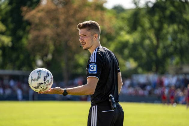 23.08.2026, xdaymx, Fussball DFB Pokal 1.Runde, Bahlinger SC - 1.FC Magdeburg. Schiedsrichter Felix Wagner beim DFB-Pokalspiel in Bahlingen gegen Magdeburg (DFL DFB REGULATIONS PROHIBIT ANY USE OF PHOTOGRAPHS as IMAGE SEQUENCES and or QUASI-VIDEO) Bahlingen *** August 23, 2026, xdaymx, Soccer, DFB Cup First Round, Bahlinger SC vs. FC Magdeburg; Referee Felix Wagner at the DFB Cup match in Bahlingen against Magdeburg; DFL and DFB regulations prohibit any use of photographs as image sequences and or quasi-video; Bahlingen