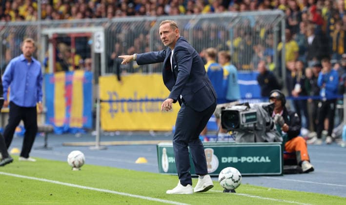Trainer Mauro Lustrinelli gibt Anweisungen Einzelbild Freisteller Aktion Fußball Fussball DFB Pokal 1. Runde Saison 2026 2027 23.08.2026 Eintracht Braunschweig BTSV vs. 1.FC Union Berlin FCU DFL regulations prohibit any use of photographs as image sequences and or quasi-video *** Coach Mauro Lustrinelli gives instructions; single-frame cutout; action; sports; soccer; DFB Cup; 1st round; 2026–2027 season; August 23, 2026; Eintracht Braunschweig (BTSV) vs. 1. FC Union Berlin (FCU); DFL regulations prohibit any use of photographs as image sequences and or quasi-video