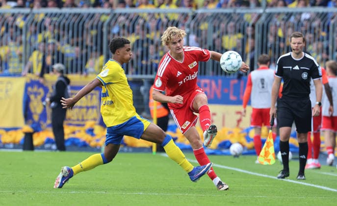 Junior Ze, Tom Rothe Zweikampf Spielszene Aktion Fußball Fussball DFB Pokal 1. Runde Saison 2026 2027 23.08.2026 Eintracht Braunschweig BTSV vs. 1.FC Union Berlin FCU DFL regulations prohibit any use of photographs as image sequences and or quasi-video *** Junior Ze, Tom Rothe, tackle, game scene, action, sports, soccer, DFB Cup, 1st round, 2026–2027 season, August 23, 2026, Eintracht Braunschweig (BTSV) vs. 1. FC Union Berlin (FCU). DFL regulations prohibit any use of photographs as image sequences and or quasi video