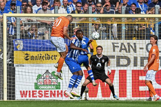 Fußball I Herren I Saison 2026-2027 I DFB-Pokal I FC Carl Zeiss Jena - SV Darmstadt 98 I 23.08.2026 Aleksandar Vukotic (20, SV Darmstadt 98) köpft den Ball auf das Tor von Marius Liesegang (1, FC Carl Zeiss Jena) Jena Ernst-Abbe-Sportfeld, ad hoc Arena Thüringen Deutschland *** Soccer I Men’s I 2026–2027 Season I DFB Cup I FC Carl Zeiss Jena vs. SV Darmstadt 98 I August 23, 2026 Aleksandar Vukotic 20, SV Darmstadt 98 heads the ball toward the goal defended by Marius Liesegang (1), FC Carl Zeiss Jena, Ernst Abbe Sportfeld, ad hoc Arena, Thuringia, Germany Copyright: xLobeca InesxHähnelx
