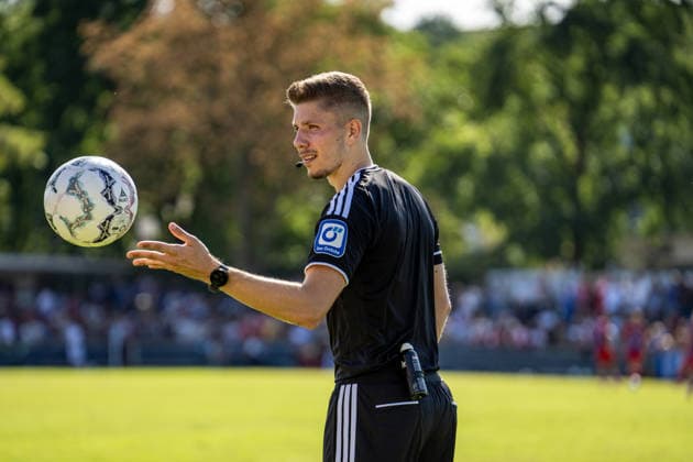 23.08.2026, xdaymx, Fussball DFB Pokal 1.Runde, Bahlinger SC - 1.FC Magdeburg. Schiedsrichter Felix Wagner beim DFB-Pokalspiel in Bahlingen gegen Magdeburg (DFL DFB REGULATIONS PROHIBIT ANY USE OF PHOTOGRAPHS as IMAGE SEQUENCES and or QUASI-VIDEO) Bahlingen *** August 23, 2026, xdaymx, Soccer, DFB Cup First Round, Bahlinger SC 1–FC Magdeburg. Referee Felix Wagner at the DFB Cup match in Bahlingen against Magdeburg. DFL and DFB regulations prohibit any use of photographs as image sequences and or quasi-video. Bahlingen