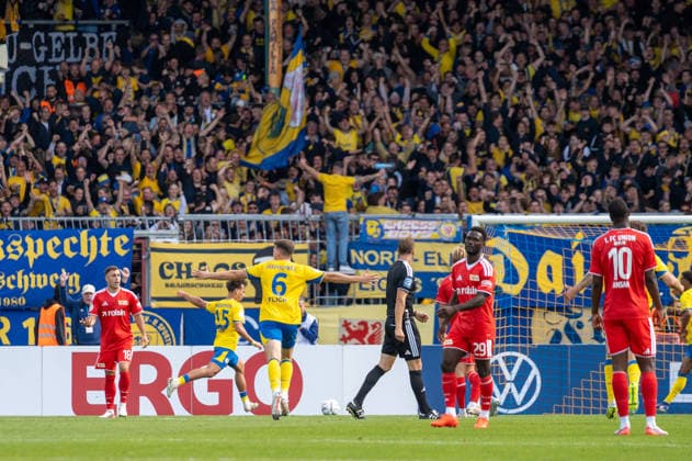 Deutschland: Fussball DFB-Pokal, 1. Runde 2026 2027, Eintracht Braunschweig - 1. FC Union Berlin am 23.08.2026 in Braunschweig (Eintracht-Stadion): Tor zum 2:1 Max Marie (Eintracht Braunschweig, 15) Jubel, Freude, Torjubel, Emotionen *** Germany Soccer DFB Cup, First Round 2026–2027, Eintracht Braunschweig vs. FC Union Berlin on August 23, 2026, at Eintracht Stadium in Braunschweig; goal to make it 2–1 by Max Marie of Eintracht Braunschweig, 15; cheering, joy, goal celebrations, emotions Copyright: xSvenxHeidmannx