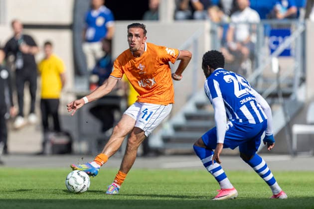 GER, Jena, Fussball, DFB-Pokal, 1. Hauptrunde, FC Carl-Zeiss Jena vs. SV Darmstadt 98 im Bild v.l.: Lance Duijvestijn (SV Darmstadt 98 41), Miguel Boog (FC Carl-Zeiss Jena 25), Zweikampf. 22.08.2026, EINS Erzgebirgsstadion Aue DFB REGULATIONS PROHIBIT ANY USE OF PHOTOGRAPHS AS IMAGE SEQUENCES AND OR QUASI-VIDEO, *** GER, Jena, Soccer, DFB Cup, 1st Round, FC Carl Zeiss Jena vs. SV Darmstadt 98. Pictured, from left: Lance Duijvestijn (SV Darmstadt 98, 41), Miguel Boog (FC Carl Zeiss Jena, 25), tackle on August 22, 2026, EINS Erzgebirgsstadion, Aue. DFB regulations prohibit any use of photographs as image sequences and or quasi-video, Copyright: HMBxMedia PaulxFritz