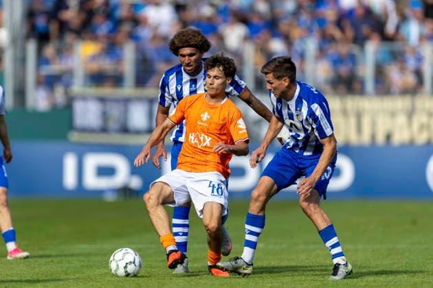 GER, Jena, Fussball, DFB-Pokal, 1. Hauptrunde, FC Carl-Zeiss Jena vs. SV Darmstadt 98 im Bild v.l.: Manolo Merx (SV Darmstadt 98 48), Zweikampf 22.08.2026, EINS Erzgebirgsstadion Aue DFB REGULATIONS PROHIBIT ANY USE OF PHOTOGRAPHS AS IMAGE SEQUENCES AND OR QUASI-VIDEO, *** GER, Jena, Soccer, DFB Cup, 1st Round, FC Carl Zeiss Jena vs. SV Darmstadt 98; pictured from left: Manolo Merx (SV Darmstadt 98 48), tackle, August 22, 2026, EINS Erzgebirgsstadion, Aue. DFB regulations prohibit any use of photographs as image sequences and or quasi-video, Copyright: HMBxMedia PaulxFritz