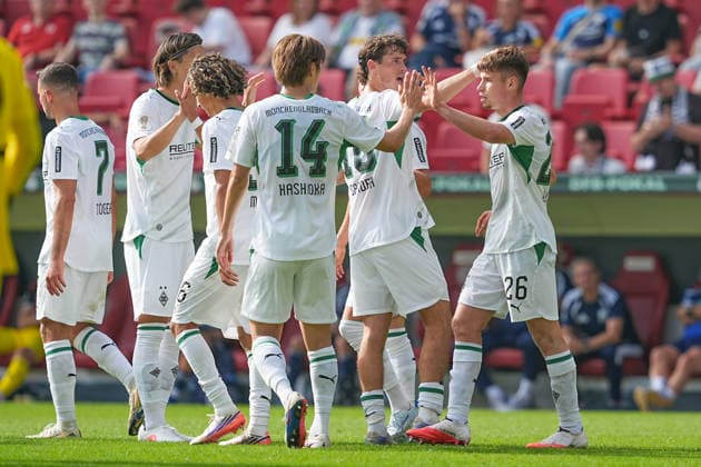 23.08.2026, xydrx, Fußball, DFB Pokal, TSV Schott Mainz - Borussia Mönchengladbach, Saison 2026 2027, MEWA Arena: Torjubel nach dem Tor zum 4:0 für Borussia Mönchengladbach durch Torschütze Lukas Ullrich (Borussia Moenchengladbach, 26) zusammen mit Daiki Hashioka (Borussia Moenchengladbach, 14) und Robin Hack (Borussia Moenchengladbach, 25) DFB regulations prohibit any use of photographs as image sequences and or quasi-video. *** August 23, 2026, xydrx, Soccer, DFB Cup, TSV Schott Mainz vs. Borussia Mönchengladbach, 2026–2027 season, MEWA Arena: Goal celebration after Borussia Mönchengladbach’s 4–0 goal scored by Lukas Ullrich, Borussia Mönchengladbach, 26, along with Daiki Hashioka, Borussia Mönchengladbach, 14, and Robin Hack, Borussia Mönchengladbach, 25. DFB regulations prohibit any use of photographs as image sequences and or quasi-video Copyright: HMBxMedia YannisxDreimann