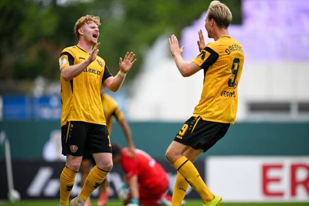 DFB Pokal 26 27 - Westfalia Rhynern - Dynamo Dresden am 23.08.2026 im LVM-Preußenstadion in Münster Jubel, Torjubel, Torschuetze, Torschütze Robert Wagner (Dresden) jubelt nach seinem Tor zum 0:6 mit Vincent Vermeij (Dresden) *** DFB Cup 26-27: Westfalia Rhynern vs. Dynamo Dresden on August 23, 2026, at the LVM Preußenstadion in Münster—cheers, goal celebrations, Goal scorers, goal scorer Robert Wagner; Dresden celebrates after his goal to make it 0–6 with Vincent Vermeij; Dresden MT