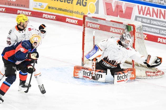 Nuernberg Ice Tigers vs. Loewen Frankfurt, Eishockey, Deutsche Eishockey Liga, Penny DEL, Vorbereitungsspiel, Gaeuboden Cup, Saison 2026 2027 am 23.08.2026 Jackson Cates (Nuernberg Ice Tigers),vergibt den Treffer, Nico Pertuch (Loewen Frankfurt) kassiert den Puck, Eishockey Herren, Deutsche Eishockey Liga, Penny DEL, Vorbereitungsspiel, Gaeuboden Cup, Saison 2026 2027 am 23.08.2026 im Eisstadion am Pulverturm, Nuernberg Ice Tigers (blau) gegen Loewen Frankfurt (weiss) *** Nuremberg Ice Tigers vs. Loewen Frankfurt, Ice Hockey, German Ice Hockey League, Penny DEL, Preseason Game, Gaeuboden Cup, 2026–2027 Season on August 23, 2026; Jackson Cates of the Nuremberg Ice Tigers scores the goal, Nico Pertuch of the Löwen Frankfurt catches the puck, Men’s Ice Hockey, German Ice Hockey League, Penny DEL, Preseason Game, Gaeuboden Cup, 2026–2027 Season on August 23, 2026, at the Eisstadion am Pulverturm; Nuremberg Ice Tigers (blue) vs. Loewen Frankfurt (white)