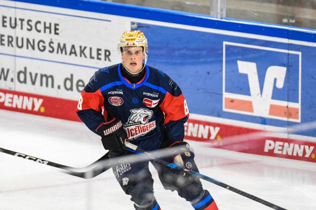 Nuernberg Ice Tigers vs. Loewen Frankfurt, Eishockey, Deutsche Eishockey Liga, Penny DEL, Vorbereitungsspiel, Gaeuboden Cup, Saison 2026 2027 am 23.08.2026 Noah Samanski (Nuernberg Ice Tigers), Eishockey Herren, Deutsche Eishockey Liga, Penny DEL, Vorbereitungsspiel, Gaeuboden Cup, Saison 2026 2027 am 23.08.2026 im Eisstadion am Pulverturm, Nuernberg Ice Tigers (blau) gegen Loewen Frankfurt (weiss) *** Nuremberg Ice Tigers vs. Löwen Frankfurt, Ice Hockey, German Ice Hockey League, Penny DEL, Preseason Game, Gaeuboden Cup, 2026–2027 Season on August 23, 2026, Noah Samanski, Nuremberg Ice Tigers, Men s Ice Hockey, German Ice Hockey League, Penny DEL, preseason game, Gaeuboden Cup, 2026–2027 season on August 23, 2026, at the Eisstadion am Pulverturm; Nuremberg Ice Tigers (blue) vs. Loewen Frankfurt (white)