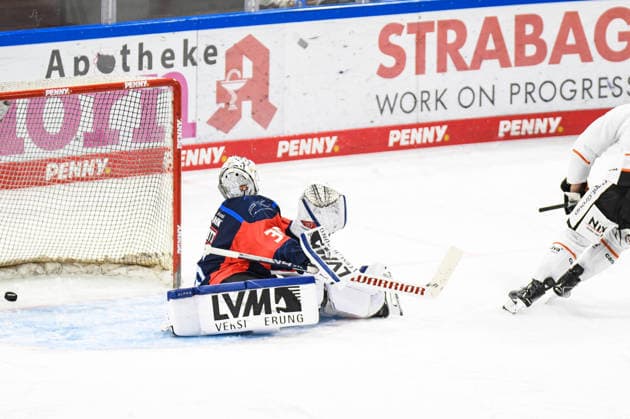 Nuernberg Ice Tigers vs. Loewen Frankfurt, Eishockey, Deutsche Eishockey Liga, Penny DEL, Vorbereitungsspiel, Gaeuboden Cup, Saison 2026 2027 am 23.08.2026 Luis Jannett (Nuernberg Ice Tigers) ist geschalgen, Eric Uba (Loewen Frankfurt) (nicht im Bild)- trifft, Eishockey Herren, Deutsche Eishockey Liga, Penny DEL, Vorbereitungsspiel, Gaeuboden Cup, Saison 2026 2027 am 23.08.2026 im Eisstadion am Pulverturm, Nuernberg Ice Tigers (blau) gegen Loewen Frankfurt (weiss) *** Nuremberg Ice Tigers vs. Löwen Frankfurt, Ice Hockey, German Ice Hockey League, Penny DEL, Preseason Game, Gaeuboden Cup, 2026–2027 Season on August 23, 2026; Luis Jannett of the Nuremberg Ice Tigers was defeated, Eric Uba of Löwen Frankfurt, not pictured, scores; Men’s Ice Hockey, German Ice Hockey League, Penny DEL, preseason game, Gaeuboden Cup, 2026–2027 season on August 23, 2026, at the Eisstadion am Pulverturm, Nuremberg Ice Tigers (blue) vs. Loewen Frankfurt (white)