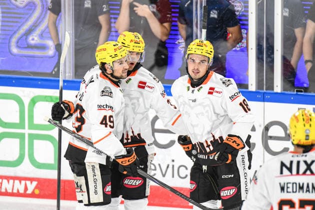 Nuernberg Ice Tigers vs. Loewen Frankfurt, Eishockey, Deutsche Eishockey Liga, Penny DEL, Vorbereitungsspiel, Gaeuboden Cup, Saison 2026 2027 am 23.08.2026 Eric Uba (Loewen Frankfurt) jubelt mit Matej Leden und Michael Joyaux ueber seinen Treffer, Eishockey Herren, Deutsche Eishockey Liga, Penny DEL, Vorbereitungsspiel, Gaeuboden Cup, Saison 2026 2027 am 23.08.2026 im Eisstadion am Pulverturm, Nuernberg Ice Tigers (blau) gegen Loewen Frankfurt (weiss) *** Nuremberg Ice Tigers vs. Loewen Frankfurt, Ice Hockey, German Ice Hockey League, Penny DEL, Preseason Game, Gaeuboden Cup, 2026–2027 season on August 23, 2026: Eric Uba of Löwen Frankfurt celebrates his goal with Matej Leden and Michael Joyaux, Men’s Ice Hockey, German Ice Hockey League, Penny DEL, Preseason Game, Gaeuboden Cup, 2026–2027 Season on August 23, 2026, at the Eisstadion am Pulverturm, Nuremberg Ice Tigers (blue) vs. Loewen Frankfurt (white)