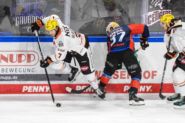 Nuernberg Ice Tigers vs. Loewen Frankfurt, Eishockey, Deutsche Eishockey Liga, Penny DEL, Vorbereitungsspiel, Gaeuboden Cup, Saison 2026 2027 am 23.08.2026 Tyler Spezi (Nuernberg Ice Tigers), kommt gegen Ty Glover (Loewen Frankfurt) zu spaet, Eishockey Herren, Deutsche Eishockey Liga, Penny DEL, Vorbereitungsspiel, Gaeuboden Cup, Saison 2026 2027 am 23.08.2026 im Eisstadion am Pulverturm, Nuernberg Ice Tigers (blau) gegen Loewen Frankfurt (weiss) *** Nuremberg Ice Tigers vs. Löwen Frankfurt, Ice Hockey, German Ice Hockey League, Penny DEL, Preseason Game, Gaeuboden Cup, 2026–2027 season on August 23, 2026—Tyler Spezi of the Nuremberg Ice Tigers arrives too late against Ty Glover of the Löwen Frankfurt, Men’s Ice Hockey, German Ice Hockey League, Penny DEL, Preseason Game, Gaeuboden Cup, 2026–2027 Season on August 23, 2026, at the Eisstadion am Pulverturm, Nuremberg Ice Tigers (blue) vs. Loewen Frankfurt (white)