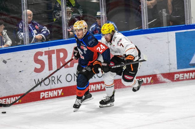 Nuernberg Ice Tigers vs. Loewen Frankfurt, Eishockey, Deutsche Eishockey Liga, Penny DEL, Vorbereitungsspiel, Gaeuboden Cup, Saison 2026 2027 am 23.08.2026 Marcus Weber (Nuernberg Ice Tigers) am Puck vor Ty Glover (Loewen Frankfurt), Eishockey Herren, Deutsche Eishockey Liga, Penny DEL, Vorbereitungsspiel, Gaeuboden Cup, Saison 2026 2027 am 23.08.2026 im Eisstadion am Pulverturm, Nuernberg Ice Tigers (blau) gegen Loewen Frankfurt (weiss) *** Nuremberg Ice Tigers vs. Löwen Frankfurt, Ice Hockey, German Ice Hockey League, Penny DEL, Preseason Game, Gaeuboden Cup, 2026–2027 season, August 23, 2026: Marcus Weber of the Nuremberg Ice Tigers has the puck ahead of Ty Glover of the Löwen Frankfurt, Men’s Ice Hockey, German Ice Hockey League, Penny DEL, Preseason Game, Gaeuboden Cup, 2026–2027 Season on August 23, 2026, at the Eisstadion am Pulverturm, Nuremberg Ice Tigers (blue) vs. Löwen Frankfurt (white)