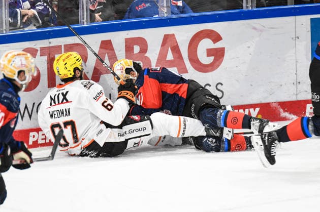 Nuernberg Ice Tigers vs. Loewen Frankfurt, Eishockey, Deutsche Eishockey Liga, Penny DEL, Vorbereitungsspiel, Gaeuboden Cup, Saison 2026 2027 am 23.08.2026 Jakob Weber (Nuernberg Ice Tigers) geht mit Matthew Wedman (Loewen Frankfurt) zu Boden, Eishockey Herren, Deutsche Eishockey Liga, Penny DEL, Vorbereitungsspiel, Gaeuboden Cup, Saison 2026 2027 am 23.08.2026 im Eisstadion am Pulverturm, Nuernberg Ice Tigers (blau) gegen Loewen Frankfurt (weiss) *** Nuremberg Ice Tigers vs. Löwen Frankfurt, Ice Hockey, German Ice Hockey League, Penny DEL, Preseason Game, Gaeuboden Cup, 2026–2027 season on August 23, 2026; Jakob Weber of the Nuremberg Ice Tigers takes down Matthew Wedman of Löwen Frankfurt, Men’s Ice Hockey, German Ice Hockey League, Penny DEL, preseason game, Gaeuboden Cup, 2026–2027 season on August 23, 2026, at the Eisstadion am Pulverturm, Nuremberg Ice Tigers (blue) vs. Löwen Frankfurt (white)
