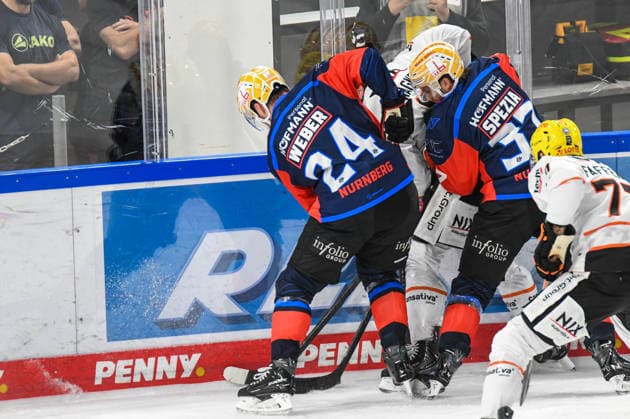Nuernberg Ice Tigers vs. Loewen Frankfurt, Eishockey, Deutsche Eishockey Liga, Penny DEL, Vorbereitungsspiel, Gaeuboden Cup, Saison 2026 2027 am 23.08.2026 Marcus Weber (Nuernberg Ice Tigers) an der Bande Matthew Wedman (Loewen Frankfurt), Eishockey Herren, Deutsche Eishockey Liga, Penny DEL, Vorbereitungsspiel, Gaeuboden Cup, Saison 2026 2027 am 23.08.2026 im Eisstadion am Pulverturm, Nuernberg Ice Tigers (blau) gegen Loewen Frankfurt (weiss) *** Nuremberg Ice Tigers vs. Löwen Frankfurt, Ice Hockey, German Ice Hockey League, Penny DEL, Preseason Game, Gaeuboden Cup, 2026–2027 season on August 23, 2026 Marcus Weber of the Nuremberg Ice Tigers at the boards Matthew Wedman of the Frankfurt Löwen, Men’s Ice Hockey, German Ice Hockey League, Penny DEL, preseason game, Gaeuboden Cup, 2026–2027 season on August 23, 2026, at the Eisstadion am Pulverturm; Nuremberg Ice Tigers (blue) vs. Loewen Frankfurt (white)