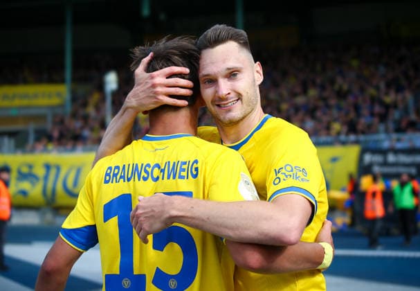 Deutschland: Fussball DFB-Pokal 2026 2027, 1. Runde - Eintracht Braunschweig - 1. FC Union Berlin - Eintracht-Stadion (Braunschweig): Tor und Torjubel zum Max Marie (Eintracht Braunschweig, 15) Maximilian Entrup (Eintracht Braunschweig, 9) *** Germany Soccer DFB Cup 2026–2027, Round 1: Eintracht Braunschweig 1, FC Union Berlin 1; Eintracht Stadium, Braunschweig; Goal and goal celebration by Max Marie of Eintracht Braunschweig, No. 15; Maximilian Entrup of Eintracht Braunschweig, No. 9 Copyright: xAymanxAlahmedx