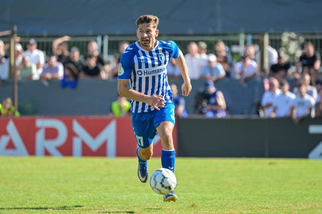 Alexander Nollenberger (1. FC Magdeburg, 17) mit Ball. GER, Bahlinger SC vs 1. FC Magdeburg, Fussball, DFB-Pokal, 1. Hauptrunde, Saison 2026 2027, 23.08.2026 DFB REGULATIONS PROHIBIT ANY USE OF PHOTOGRAPHS AS IMAGE SEQUENCES AND OR QUASI-VIDEO GER, Bahlinger SC vs 1. FC Magdeburg, Fussball, DFB-Pokal, 1. Hauptrunde, Saison 2026 2027, 23.08.2026 Bahlingen *** Alexander Nollenberger, 1 FC Magdeburg, No. 17 with the ball (GER), Bahlinger SC vs. 1 FC Magdeburg, Soccer, DFB Cup, 1st Round, 2026–2027 Season, August 23, 2026 DFB regulations prohibit any use of photographs as image sequences and or quasi-video GER, Bahlinger SC vs. 1 FC Magdeburg, soccer, DFB Cup, 1st Main Round, 2026–2027 Season, August 23, 2026, Bahlingen Copyright: xEibner-Pressefotox EP_THS