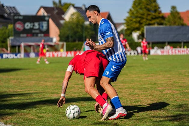 DFB-Pokal: Bahlinger SC vs 1. FC Magdeburg, 22.08.2026 Zweikampf zwischen Hasan PepiÄ‡ (Bahlinger SC, 27) und Falko Michel (1. FC Magdeburg, 21) DFB-Pokal: Bahlinger SC vs 1. FC Magdeburg, Kaiserstuhlstadion, 22.08.2026 DFB DFL REGULATIONS PROHIBIT ANY USE OF PHOTOGRAPHS AS IMAGE SEQUENCES AND OR QUASI-VIDEO. *** DFB Cup: Bahlinger SC vs. 1 FC Magdeburg, August 22, 2026 – Tackle between Hasan Pepic Bahlinger SC, 27, and Falko Michel, 1 FC Magdeburg, 21. DFB Cup: Bahlinger SC vs. 1 FC Magdeburg, Kaiserstuhlstadion, August 22, 2026 DFB and DFL regulations prohibit any use of photographs as image sequences and or quasi-video Copyright: xBEAUTIFULxSPORTS Boscox