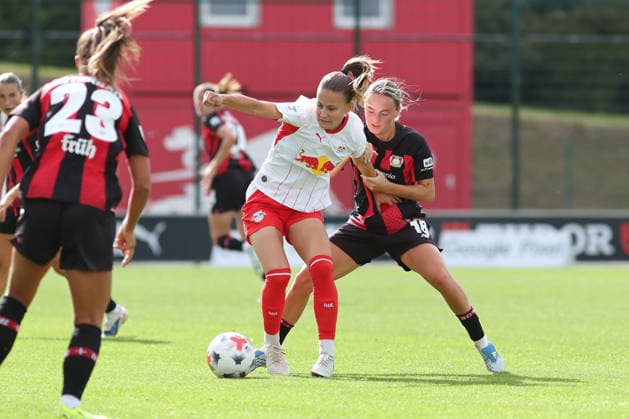 Google Pixel Frauen-Bundesliga, RB Leipzig - Bayer Leverkusen; 23.08.2026 Annabel Schasching (16, RB Leipzig) vor Sofie Zdebel (16, Bayer Leverkusen) am Ball. Fußball, Google Pixel Frauen-Bundesliga, Saison 2026 2027, 1. Spieltag: RB Leipzig vs. Bayer 04 Leverkusen am 23.08.2026, Trainingszentrum Cottaweg, Leipzig. DFB REGULATIONS PROHIBIT ANY USE OF PHOTOGRAPHS AS IMAGE SEQUENCES AND OR QUASI-VIDEO. *** Google Pixel Women s Bundesliga, RB Leipzig vs. Bayer Leverkusen, August 23, 2026; Annabel Schasching, 16, RB Leipzig, ahead of Sofie Zdebel, 16, Bayer Leverkusen, in action; Soccer, Google Pixel Women s Bundesliga, 2026–2027 season, Matchday 1: RB Leipzig vs. Bayer 04 Leverkusen on August 23, 2026, Cottaweg Training Center, Leipzig. DFB regulations prohibit any use of photographs as image sequences and or quasi-video. Copyright: xBEAUTIFULxSPORTS JanxKaeferx