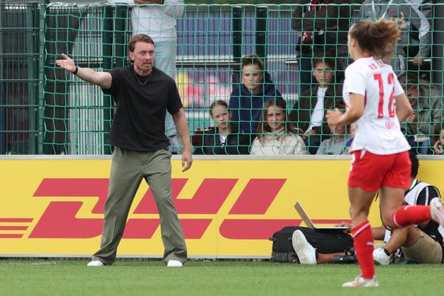 Google Pixel Frauen-Bundesliga, RB Leipzig - Bayer Leverkusen; 23.08.2026 Cheftrainer Jonas Stephan (RB Leipzig) in Aktion. Fußball, Google Pixel Frauen-Bundesliga, Saison 2026 2027, 1. Spieltag: RB Leipzig vs. Bayer 04 Leverkusen am 23.08.2026, Trainingszentrum Cottaweg, Leipzig. DFB REGULATIONS PROHIBIT ANY USE OF PHOTOGRAPHS AS IMAGE SEQUENCES AND OR QUASI-VIDEO. *** Google Pixel Women s Bundesliga, RB Leipzig vs. Bayer Leverkusen, August 23, 2026; Head Coach Jonas Stephan of RB Leipzig in action; soccer, Google Pixel Women s Bundesliga, 2026–2027 season, Matchday 1: RB Leipzig vs. Bayer 04 Leverkusen on August 23, 2026, Cottaweg Training Center, Leipzig. DFB regulations prohibit any use of photographs as image sequences and or quasi-video. Copyright: xBEAUTIFULxSPORTS JanxKaeferx