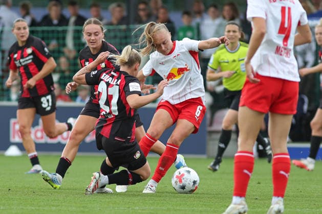 Google Pixel Frauen-Bundesliga, RB Leipzig - Bayer Leverkusen; 23.08.2026 Lou-Ann Joly (6, RB Leipzig) wird von Vanessa Fudalla (21, Bayer Leverkusen) attackiert. Fußball, Google Pixel Frauen-Bundesliga, Saison 2026 2027, 1. Spieltag: RB Leipzig vs. Bayer 04 Leverkusen am 23.08.2026, Trainingszentrum Cottaweg, Leipzig. DFB REGULATIONS PROHIBIT ANY USE OF PHOTOGRAPHS AS IMAGE SEQUENCES AND OR QUASI-VIDEO. *** Google Pixel Women s Bundesliga, RB Leipzig vs. Bayer Leverkusen, August 23, 2026, Lou Ann Joly 6; RB Leipzig is attacked by Vanessa Fudalla 21, Bayer Leverkusen; Soccer, Google Pixel Women s Bundesliga, 2026–2027 season, Matchday 1: RB Leipzig vs. Bayer 04 Leverkusen on August 23, 2026, Cottaweg Training Center, Leipzig. DFB regulations prohibit any use of photographs as image sequences and or quasi-video. Copyright: xBEAUTIFULxSPORTS JanxKaeferx