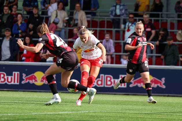 Deutschland: Fußball Google Pixel Frauen-Bundesliga 2026 - 2027, 1. Spieltag - RB Leipzig gegen Bayer 04 Leverkusen, Trainingszentrum von RB Leipzig (Leipzig): Abschluss von Anna Maria Therese Simonsson (RB Leipzig Frauen, 27) *** Germany, Soccer, Google Pixel, Women s Bundesliga 2026–2027, Matchday 1: RB Leipzig vs. Bayer 04 Leverkusen, RB Leipzig Training Center, Leipzig, Goal by Anna Maria Therese Simonsson, RB Leipzig Women, 27 Copyright: xLucasxWalterx