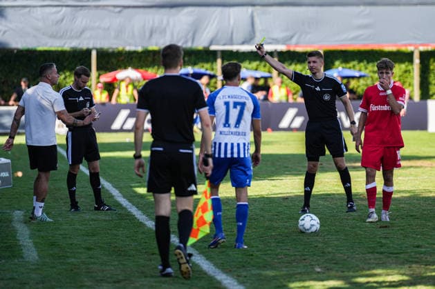 DFB-Pokal: Bahlinger SC vs 1. FC Magdeburg, 22.08.2026 Gelbe Karte von Felix Wagner (Schiedsrichter) an Marco Schneider (Bahlinger SC, Trainer) DFB-Pokal: Bahlinger SC vs 1. FC Magdeburg, Kaiserstuhlstadion, 22.08.2026 DFB DFL REGULATIONS PROHIBIT ANY USE OF PHOTOGRAPHS AS IMAGE SEQUENCES AND OR QUASI-VIDEO. *** DFB Cup: Bahlinger SC vs. 1 FC Magdeburg, August 22, 2026—Yellow card issued by referee Felix Wagner to Marco Schneider of Bahlinger SC; Coach: DFB Cup: Bahlinger SC vs. 1 FC Magdeburg, Kaiserstuhlstadion, August 22, 2026 DFB and DFL regulations prohibit any use of photographs as image sequences and or quasi-video Copyright: xBEAUTIFULxSPORTS Boscox