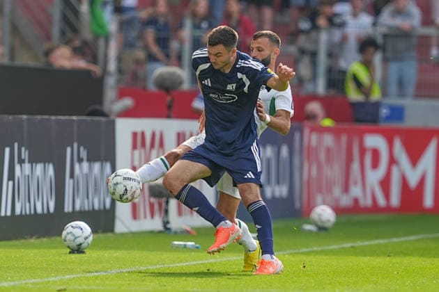 23.08.2026, xydrx, Fußball, DFB Pokal, TSV Schott Mainz - Borussia Mönchengladbach, Saison 2026 2027, MEWA Arena: Nils Gans (TSV Schott Mainz, 5) im Zweikampf gegen Franck Honorat (Borussia Moenchengladbach, 9) DFB regulations prohibit any use of photographs as image sequences and or quasi-video. *** August 23, 2026, xydrx, Soccer, DFB Cup, TSV Schott Mainz vs. Borussia Mönchengladbach, 2026–2027 season, MEWA Arena, Nils Gans, TSV Schott Mainz, No. 5 in a tackle against Franck Honorat of Borussia Mönchengladbach, No. 9. DFB regulations prohibit any use of photographs as image sequences and or quasi-video. Copyright: HMBxMedia YannisxDreimann
