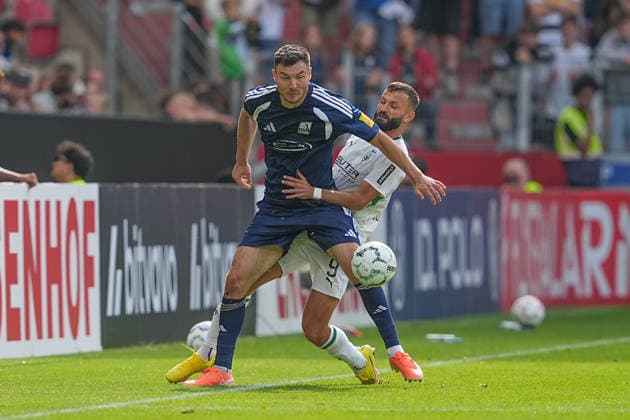 23.08.2026, xydrx, Fußball, DFB Pokal, TSV Schott Mainz - Borussia Mönchengladbach, Saison 2026 2027, MEWA Arena: Nils Gans (TSV Schott Mainz, 5) im Zweikampf gegen Franck Honorat (Borussia Moenchengladbach, 9) DFB regulations prohibit any use of photographs as image sequences and or quasi-video. *** August 23, 2026, xydrx, Soccer, DFB Cup, TSV Schott Mainz vs. Borussia Mönchengladbach, 2026–2027 season, MEWA Arena, Nils Gans, TSV Schott Mainz, No. 5 in a tackle against Franck Honorat of Borussia Mönchengladbach, No. 9. DFB regulations prohibit any use of photographs as image sequences and or quasi-video. Copyright: HMBxMedia YannisxDreimann