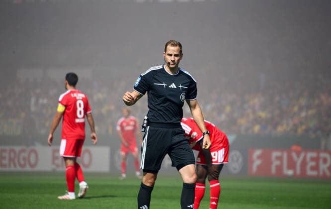 Deutschland: Fussball DFB-Pokal 2026 2027, 1. Runde - Eintracht Braunschweig - 1. FC Union Berlin - Eintracht-Stadion (Braunschweig): Mimik, Gesichtsausdruck, Emotion Schiedsrichter Sören Storks *** Germany Soccer DFB Cup 2026–2027, First Round: Eintracht Braunschweig vs. FC Union Berlin at Eintracht Stadium Braunschweig—Facial Expressions, Emotions, Referee Sören Storks Copyright: xAymanxAlahmedx