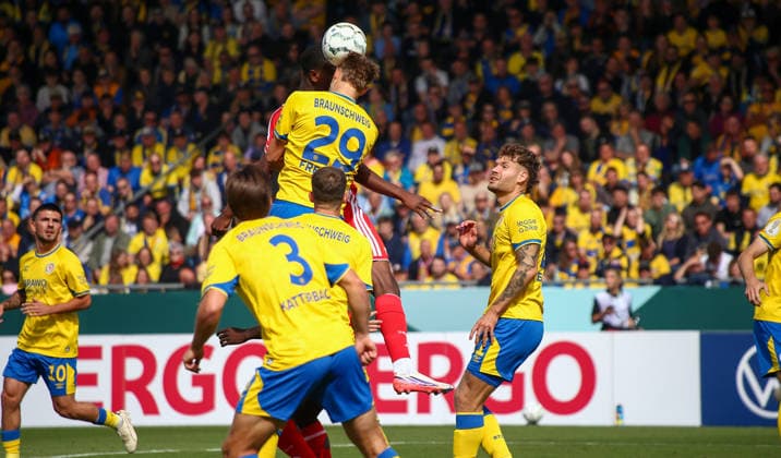 Deutschland: Fussball DFB-Pokal 2026 2027, 1. Runde - Eintracht Braunschweig - 1. FC Union Berlin - Eintracht-Stadion (Braunschweig): Kopfball Lukas Frenkert (Eintracht Braunschweig, 29) *** Germany Soccer DFB Cup 2026–2027, First Round: Eintracht Braunschweig vs. FC Union Berlin, Eintracht Stadium, Braunschweig; Header by Lukas Frenkert of Eintracht Braunschweig, 29 Copyright: xAymanxAlahmedx