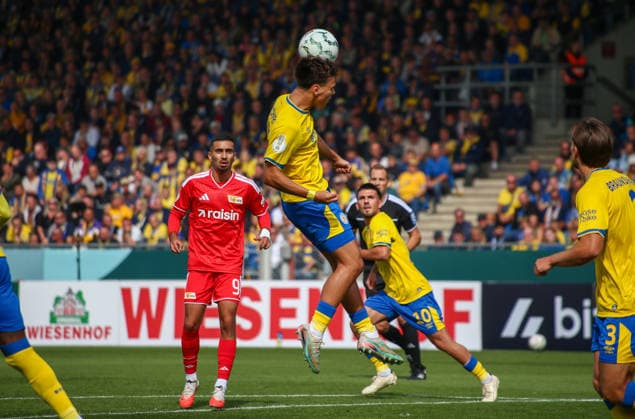 Deutschland: Fussball DFB-Pokal 2026 2027, 1. Runde - Eintracht Braunschweig - 1. FC Union Berlin - Eintracht-Stadion (Braunschweig): Kopfball Max Marie (Eintracht Braunschweig, 15) *** Germany Soccer DFB Cup 2026–2027, Round 1: Eintracht Braunschweig 1, FC Union Berlin; Eintracht Stadium, Braunschweig; header by Max Marie (Eintracht Braunschweig), 15 Copyright: xAymanxAlahmedx