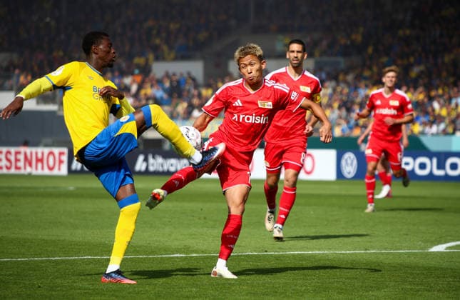Deutschland: Fussball DFB-Pokal 2026 2027, 1. Runde - Eintracht Braunschweig - 1. FC Union Berlin - Eintracht-Stadion (Braunschweig): im Zweikampf Aaron Opoku (Eintracht Braunschweig, 17) Woo-yeong Jeong (1. FC Union Berlin, 11) *** Germany Soccer DFB Cup 2026–2027, First Round: Eintracht Braunschweig vs. 1. FC Union Berlin at Eintracht Stadium Braunschweig—Aaron Opoku (Eintracht Braunschweig, No. 17) and Woo Yeong Jeong (1. FC Union Berlin, No. 11) in a tackle Copyright: xAymanxAlahmedx