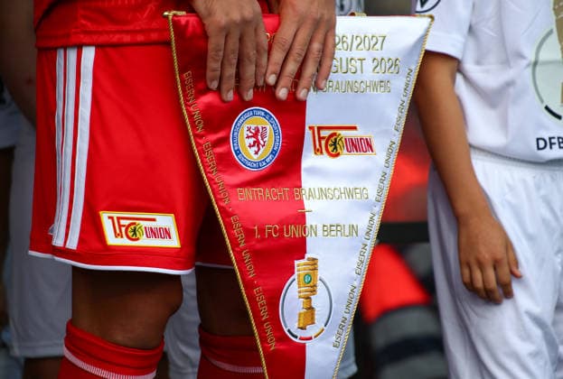Deutschland: Fussball DFB-Pokal 2026 2027, 1. Runde - Eintracht Braunschweig - 1. FC Union Berlin - Eintracht-Stadion (Braunschweig): Detailaufnahme des Spielwimpels mit den Vereinswappen von Eintracht Braunschweig und 1. FC Union Berlin vor dem DFB-Pokalspiel. *** Germany Soccer DFB Cup 2026–2027, First Round: Eintracht Braunschweig vs. 1. FC Union Berlin at Eintracht Stadium, Braunschweig. Close-up of the game pennant featuring the club crests of Eintracht Braunschweig and 1. FC Union Berlin ahead of the DFB Cup match Copyright: xAymanxAlahmedx