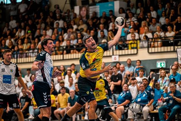 Jacob Arenth Lassen ( 9; Rhein Neckar Löwen) zieht im Sprung zum Wurf hoch, während ein Spieler des SV Salamander Kornwestheim ( 19) versucht, ihn zu stoppen. Die vollbesetzte Sporthalle Ost Kornwestheim bildet die Kulisse für diesen intensiven Zweikampf. Jacob Arenth Lassen ( 9; Rhein Neckar Löwen) beim Sprungwurf gegen Kornwestheim *** Jacob Arenth Lassen 9 of the Rhein Neckar Löwen jumps up to take a shot, while a player from SV Salamander Kornwestheim 19 tries to stop him. The packed Sporthalle Ost Kornwestheim serves as the backdrop for this intense one-on-one matchup between Jacob Arenth Lassen 9 of the Rhein Neckar Löwen and Kornwestheim during a jump shot. Copyright: xspeedshotx xDorianfrickx