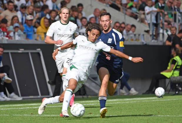 23.08.2026, xhbx, Fussball DFB Pokal 1.Runde, TSV Schott Mainz - Borussia Mönchengladbach v.l. Wael Mohya (Borussia Mönchengladbach), Silas Schwarz (TSV Schott Mainz) Mainz *** August 23, 2026, xhbx, Soccer DFB Cup First Round, TSV Schott Mainz vs. Borussia Mönchengladbach, Wael Mohya (Borussia Mönchengladbach), Silas Schwarz (TSV Schott Mainz), Mainz