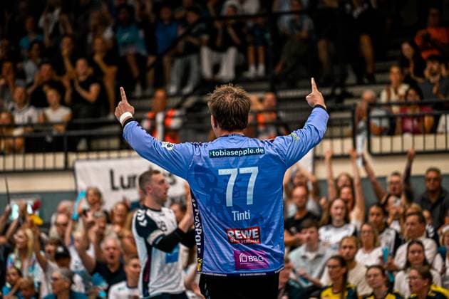 Jan Tinti ( 77; SV Salamander Kornwestheim) reckt beide Arme mit ausgestreckten Zeigefingern in die Höhe und feiert einen Treffer vor der voll besetzten Tribüne in der Sporthalle Ost Kornwestheim. Die Fans im Hintergrund applaudieren und feiern mit. Jan Tinti ( 77; SV Salamander Kornwestheim) jubelt vor begeistertem Heimpublikum *** Jan Tinti 77 of SV Salamander Kornwestheim raises both arms high with his index fingers extended and celebrates a goal in front of a packed crowd at the Sporthalle Ost in Kornwestheim. The fans in the background applaud and celebrate with Jan Tinti 77 of SV Salamander Kornwestheim, whocheers in front of an enthusiastic home crowd Copyright: xspeedshotx xDorianfrickx