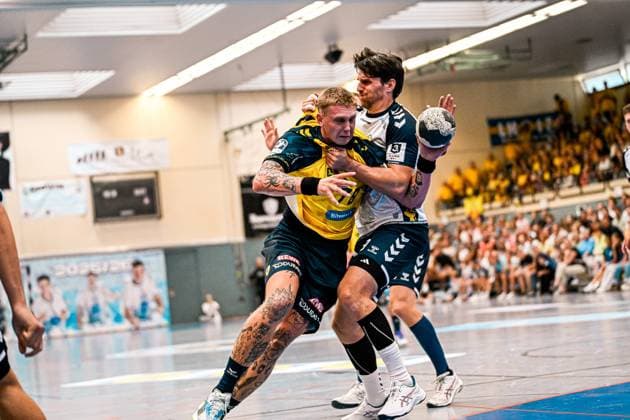 Edwin Aspenbäck ( 78; Rhein Neckar Löwen) kämpft mit Ball in der Hand gegen einen Abwehrspieler des SV Salamander Kornwestheim in der vollbesetzten Sporthalle Ost Kornwestheim. Der Zweikampf ist intensiv, beide Spieler stemmen sich gegeneinander. Edwin Aspenbäck ( 78; Rhein Neckar Löwen) im Zweikampf gegen SV Salamander Kornwestheim *** Edwin Aspenbäck, 78, of the Rhein Neckar Löwen, battles with the ball in his hand against a defender from SV Salamander Kornwestheim in the packed Sporthalle Ost in Kornwestheim. The duel is intense, with both players pushing against each other. Edwin Aspenbäck of the Rhein Neckar Löwen, No. 78, is locked in a duel against SV Salamander Kornwestheim Copyright: xspeedshotx xDorianfrickx