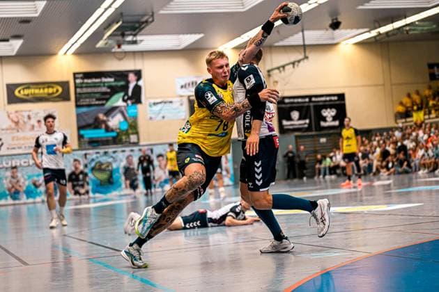 Edwin Aspenbäck ( 78; Rhein Neckar Löwen) setzt zum Wurf an und wird dabei von einem Kornwestheim-Verteidiger geblockt. Im Hintergrund verfolgen zahlreiche Zuschauer in der Sporthalle Ost Kornwestheim die Szene. Edwin Aspenbäck ( 78; Rhein Neckar Löwen) im Zweikampf beim Wurf *** Edwin Aspenbäck of the 78 Rhein Neckar Löwen goes for a shot and is blocked by a Kornwestheim defender. In the background, numerous spectators at the Sporthalle Ost in Kornwestheim watch the action as Edwin Aspenbäck of the 78 Rhein Neckar Löwen battles for the ball while taking a shot. Copyright: xspeedshotx xDorianfrickx